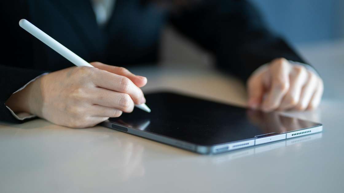 Armarios de carga para tablets y portátiles en centros educativos: qué tener en cuenta antes de elegir uno - TECNOLOOP